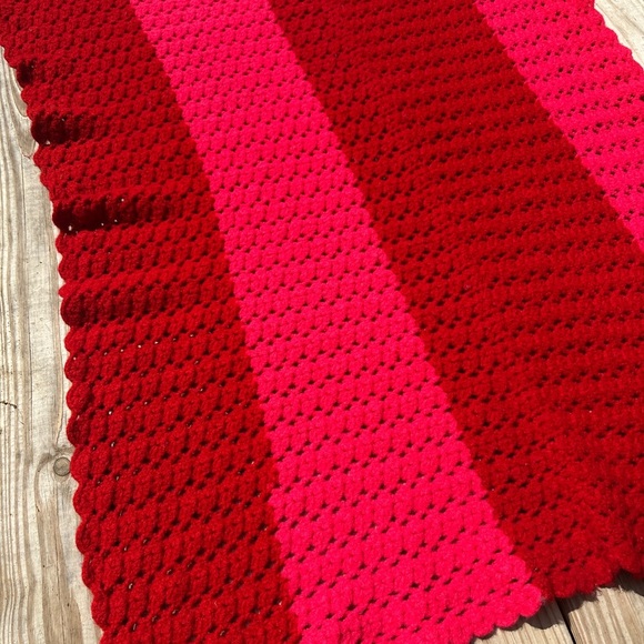 VINTAGE 1970’s Red and Pink Crochet Blanket - Picture 4 of 5